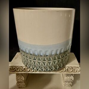 Beautiful, 5” planter / pot. Ceramic. Like new